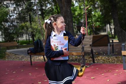 Девочка идет в школу