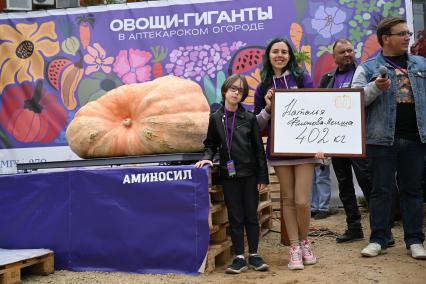 Взвешивание гигантских овощей в Ботаническом саду МГУ Аптекарский огород\"