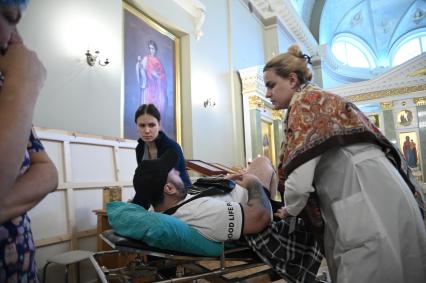 Принесение мощей святого Луки в Мариинскую больницу Санкт-Петербурга