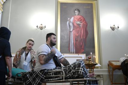 Принесение мощей святого Луки в Мариинскую больницу Санкт-Петербурга