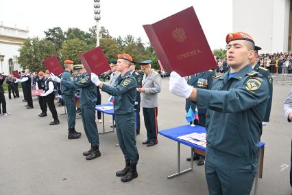 Церемония принятия присяги курсантами Академии Государственной противопожарной службы МЧС России на ВДНХ