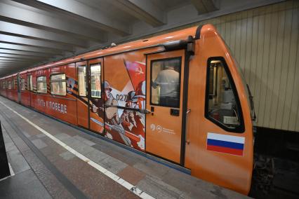 Тематический поезд, посвященный 80-летию Победы, в метро Москвы