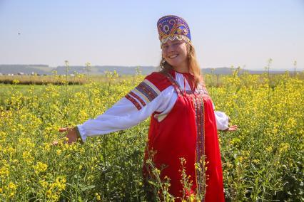 Девушка в русском народном костюме в поле