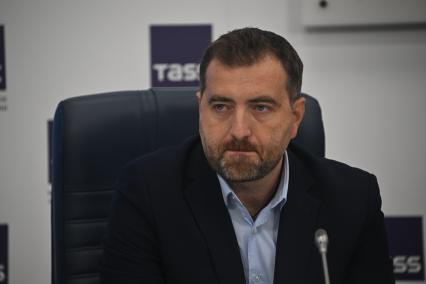 Врачи Бакулевского центра провели мастер-класс основ реанимации с журналистами ТАСС