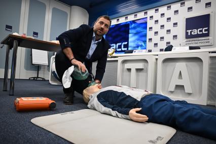 Врачи Бакулевского центра провели мастер-класс основ реанимации с журналистами ТАСС