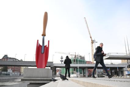 Скульптура Садовая лопатка\" на Болотной набережной