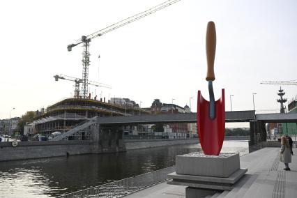 Скульптура Садовая лопатка\" на Болотной набережной