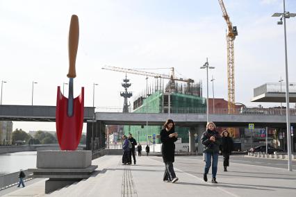 Скульптура Садовая лопатка\" на Болотной набережной