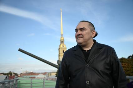 Алексей Горшенев отметил 50-летие полуденным выстрелом из Петропавловской крепости