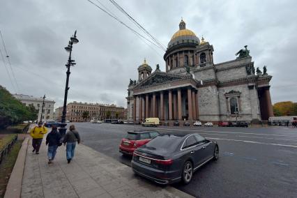Новые тарифы на платную парковку начали действовать в Петербурге