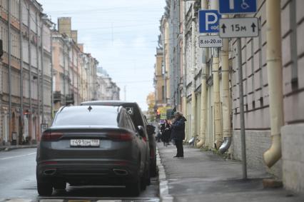 Новые тарифы на платную парковку начали действовать в Петербурге