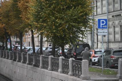 Новые тарифы на платную парковку начали действовать в Петербурге