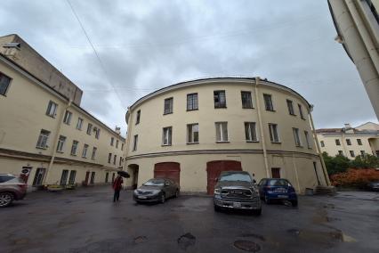 Необычные дворы Петербурга