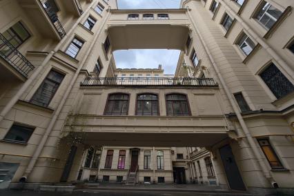 Необычные дворы Петербурга