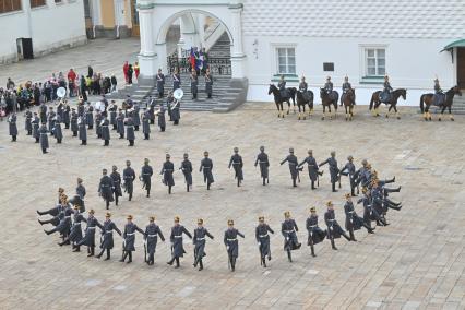 Заключительная в этом сезоне церемония развода пеших и конных караулов Президентского полка