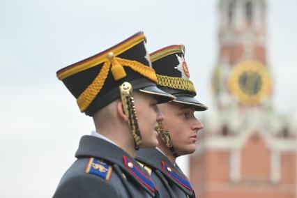 Заключительная в этом сезоне церемония развода пеших и конных караулов Президентского полка