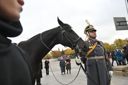 Заключительная в этом сезоне церемония развода пеших и конных караулов Президентского полка