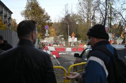 Провал грунта на улице Харченко в Санкт-Петербурге