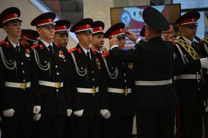Вручение переходящего знамя Президента РФ казачьему кадетскому корпусу