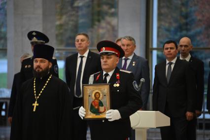 Вручение переходящего знамя Президента РФ казачьему кадетскому корпусу