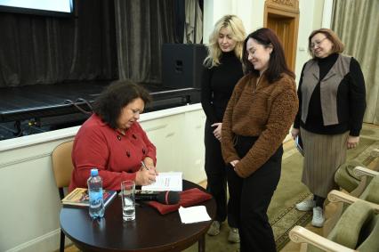 Презентация книги В каких кустах стоит рояль? Галины Сапожниковой