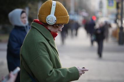 Девушка в телефоне