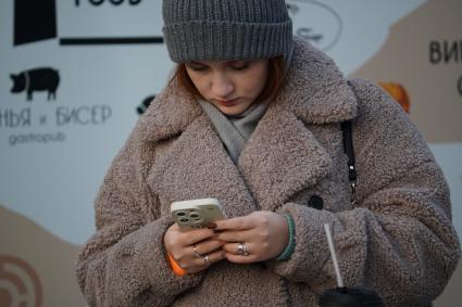 Девушка в телефоне