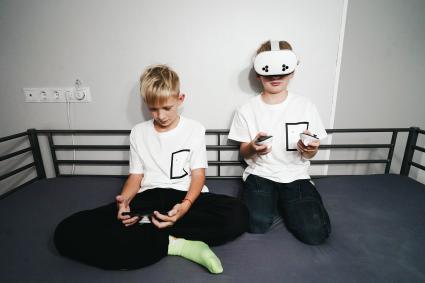 Дети с гаджетами