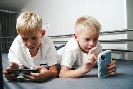 Дети с гаджетами