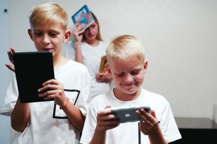 Дети с гаджетами