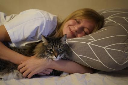 Девушка с котом