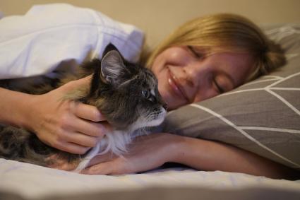 Девушка с котом