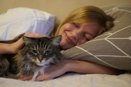 Девушка с котом