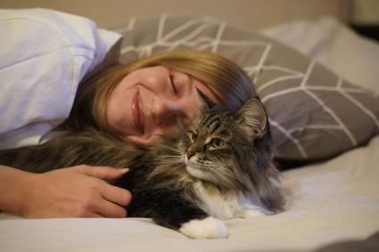 Девушка с котом