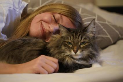 Девушка с котом