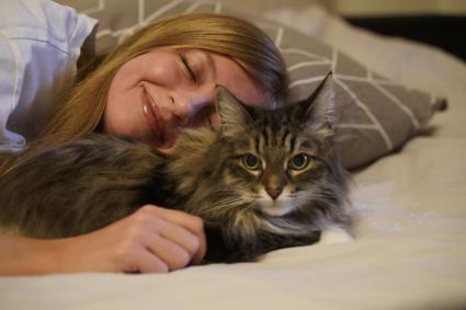 Девушка с котом