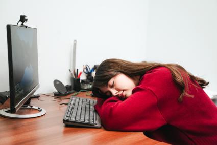 Девушка и компьютер