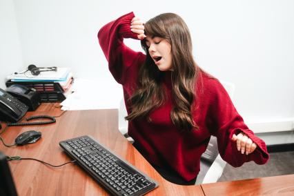 Девушка и компьютер