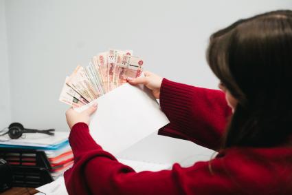 Девушка  считает деньги