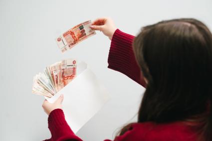 Девушка  считает деньги