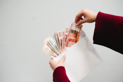 Девушка  считает деньги