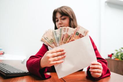 Девушка  считает деньги