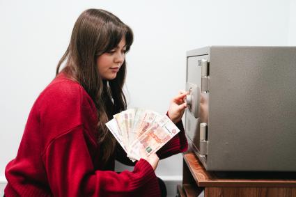 Девушка  считает деньги