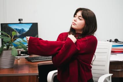 Девушка и компьютер