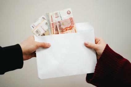 Девушка  считает деньги