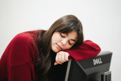 Девушка и компьютер