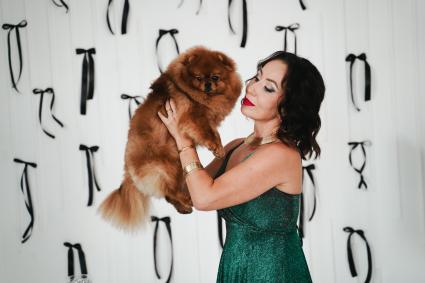 Девушка с собакой