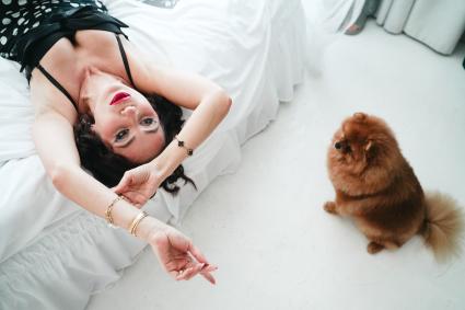 Девушка с собакой