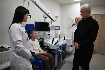 Сергей Собянин во время посещения детско-взрослого сурдологического центра
