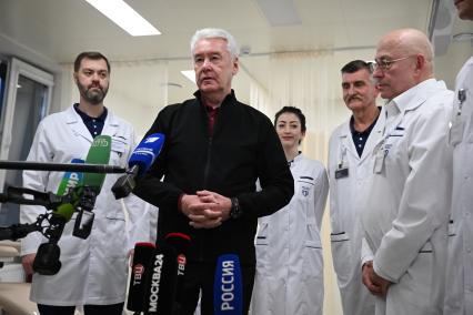 Сергей Собянин во время посещения детско-взрослого сурдологического центра